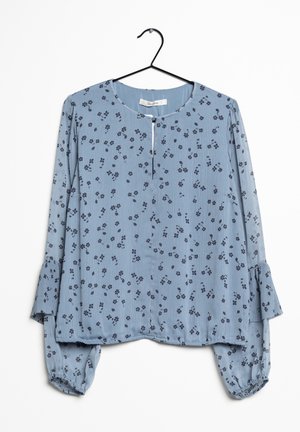 Helle blaue Bluse mit floralem Muster, Rundhalsausschnitt, Knopfdetail vorne, langen Ärmeln mit Rüschendetails und lockerer Passform.