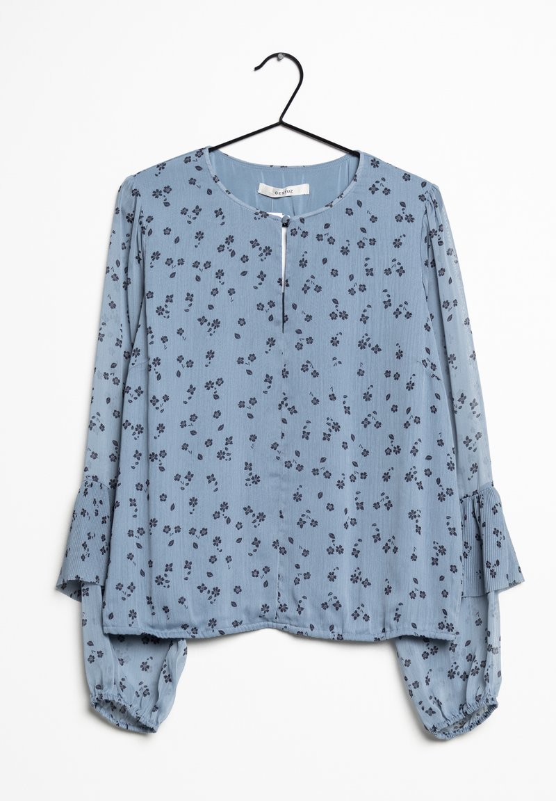 Helle blaue Bluse mit floralem Muster, Rundhalsausschnitt, Knopfdetail vorne, langen Ärmeln mit Rüschendetails und lockerer Passform.