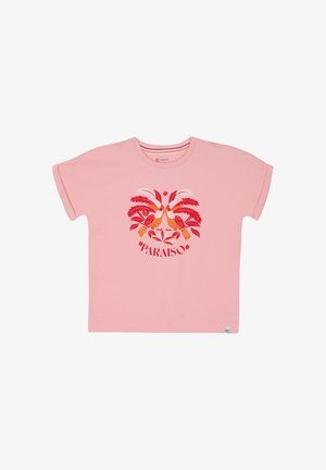 Jasnoróżowy bawełniany t-shirt z kolorową grafiką tropikalną przedstawiającą ptaki i liście palmowe, z tekstem 'PARAISO' napisanym dużą czerwoną czcionką poniżej.