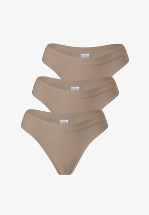 Trois culottes beiges pour femmes empilées, avec des ceintures élastiques larges portant discrètement la marque "Yenita" et des étiquettes en tissu blanc au centre.