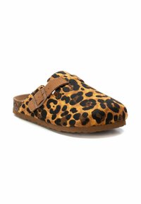 Zoccoli in stampa leopardata con una cintura in suede marrone e fibbia, dotati di punta arrotondata e una parte superiore testurizzata su una suola di gomma marrone.