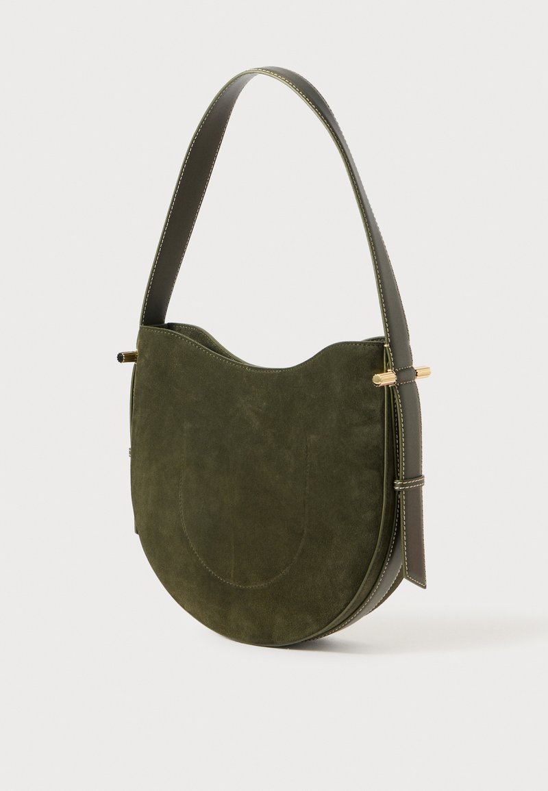 Bolso de hombro de ante en verde oscuro, con forma redondeada y de media luna. Costuras en contraste y detalles en hardware en tono dorado.