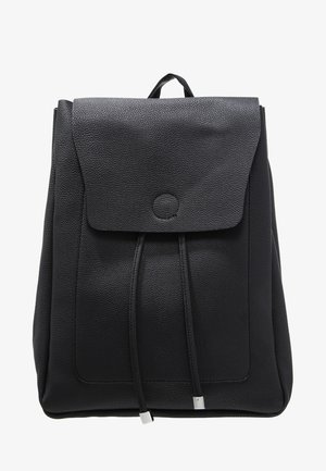 Zaino in pelle nera con texture, con patta di chiusura, coulisse e manico superiore, mostrato su sfondo bianco.