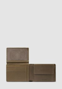 Billetera de cuero marr�ón de doble pliegue abierta, mostrando ranuras para tarjetas, un monedero y una ventana transparente para identificación.