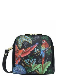 Zwarte leren handtas met kleurrijke papegaai- en bladdesigns, ritsluiting, gouden hardware en een afneembare schouderband.