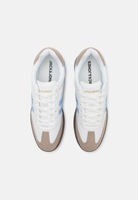 Jack & Jones JFWZOLA - Baskets basses - bright white/skyway