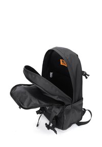 Zaino nero con un design strutturato, dotato di un ampio scomparto principale, chiusura a zip e un'etichetta con logo arancione all'interno.