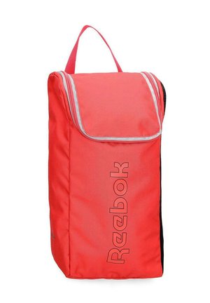 Bolsa para zapatos roja de Reebok con asa superior, cierre de cremallera y logo de la marca en vertical en el panel frontal.
