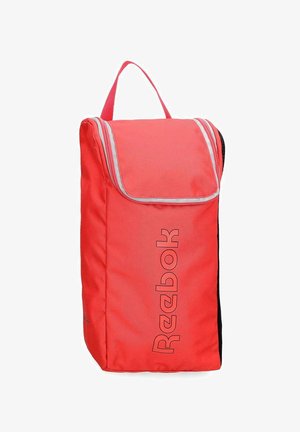 Bolsa para zapatos roja de Reebok con asa superior, cierre de cremallera y logo de la marca en vertical en el panel frontal.