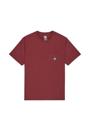 Camiseta color marrón hecho de algodón, con un bolsillo en el pecho que tiene un pequeño parche de logo negro, cuello redondo y mangas cortas.