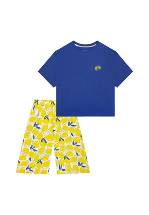 Blauw T-shirt met korte mouwen en een citroenborduursel op de borst, gecombineerd met gele shorts met een citroenenpatroon op een witte achtergrond.