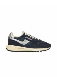 Scarpa da ginnastica blu navy e argento con suola beige, lacci bianchi e un piccolo logo della bandiera americana sul lato.