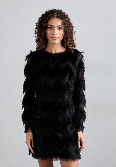 Robe noire avec un design de frange texturé et ondulé. Manches longues avec détails transparents, col rond et silhouette cintrée.