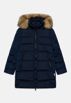 Giacca puffer blu navy con cappuccio foderato in pelliccia, motivo a coste verticali, due tasche laterali con zip e chiusura frontale con zip.