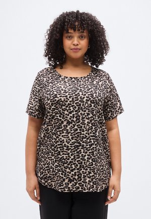 Μπλούζα με λεοπάρ σχέδιο σε μπεζ και μαύρο, κοντά μανίκια, στρογγυλή λαιμόκοψη, απαλό ύφασμα, χαλαρή εφαρμογή. Συνδυάζεται με άνετο μαύρο παντελόνι.