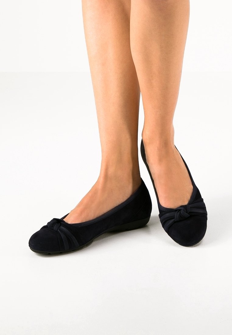Ballerines en cuir suédé bleu marine avec un bout arrondi, dotées d'un détail noué à l'avant et d'un bandeau texturé. Semelle en caoutchouc pour le confort.