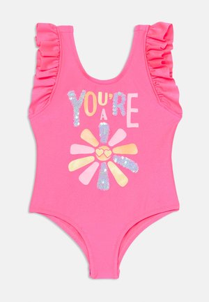 Φωτεινό ροζ ολόσωμο μαγιό με ριγωτές λεπτομέρειες στους ώμους. Διαθέτει πολύχρωμο κείμενο και σχέδιο λουλουδιού με πούλιες στο μπροστινό μέρος.