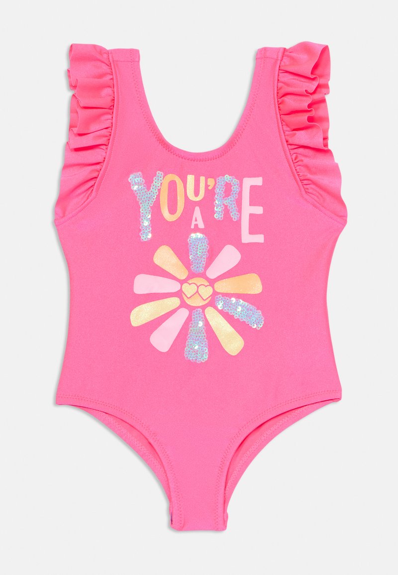 Maillot de bain une pièce rose vif avec des accents d'épaules froncés. Présente un texte multicolore et un design floral en sequins à l'avant.