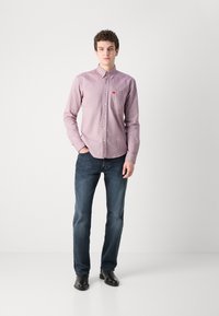 HUGO EVITO - Vapaa-ajan kauluspaita - dark pink
