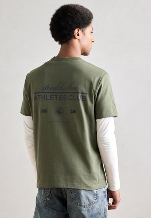 RELAXED FIT - Printtipaita - dark moss