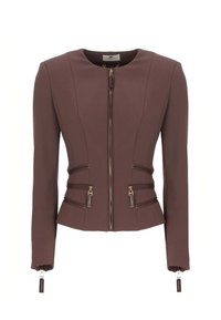 Giacca marrone aderente con scollatura tonda, chiusura frontale con zip, doppie tasche laterali con zip e dettagli decorativi in zip sulle maniche.