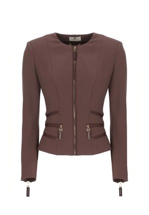 Giacca marrone aderente con scollatura tonda, chiusura frontale con zip, doppie tasche laterali con zip e dettagli decorativi in zip sulle maniche.