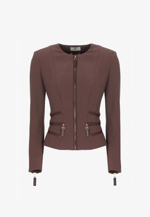Giacca marrone aderente con scollatura tonda, chiusura frontale con zip, doppie tasche laterali con zip e dettagli decorativi in zip sulle maniche.
