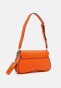 Oranje synthetische handtas met een gebogen ontwerp, zwarte details en een verstelbare schouderband. Voorzien van een metalen sluiting en een logo tag.