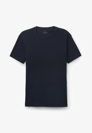 Prosty granatowy bawełniany T-shirt z krótkim rękawem i okrągłym dekoltem, położony płasko na białym tle.