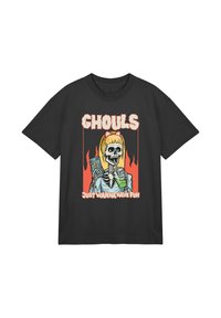 Černé bavlněné tričko s grafikou kostry s blond vlasy a nápojem, obklopené červenými plameny a textem "GHOULS JUST WANNA HAVE FUN."