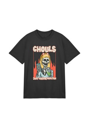 Sort bomulds T-shirt med et grafisk motiv af et skelet med blond hår og en drink, omgivet af røde flammer og teksten "GHOULS JUST WANNA HAVE FUN."