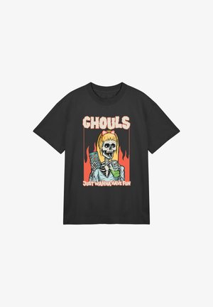 Sort bomulds T-shirt med et grafisk motiv af et skelet med blond hår og en drink, omgivet af røde flammer og teksten "GHOULS JUST WANNA HAVE FUN."