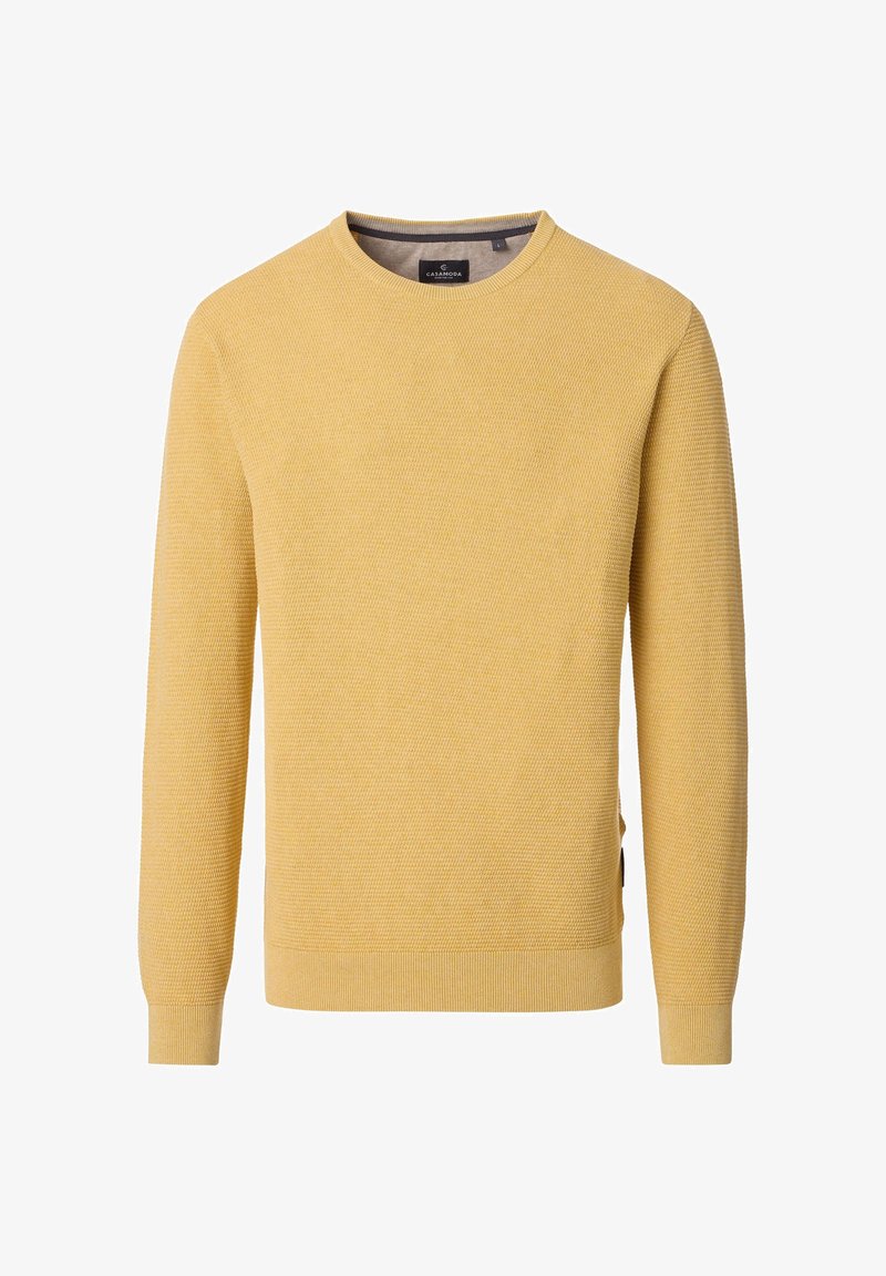 Gul strikket sweater med rund hals, lange ærmer, tekstureret stof, ribbet manchetter og kant, med en lille brandmærkat på siden.