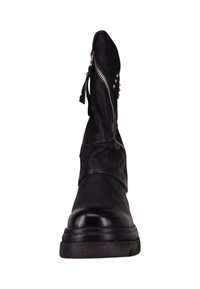 Bota de tobillo de cuero negro con punta redondeada, cierre de cremallera y parte superior texturizada. Destacan las cremalleras laterales y los remaches que realzan el diseño.