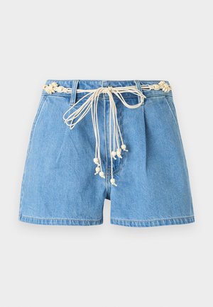 Short en denim bleu clair taille haute avec des plis, poches devant, passants de ceinture et une ceinture en corde blanche avec des perles en bois nouée en nœud.