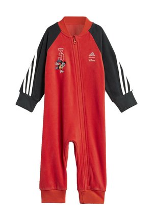 Tutina lunga per neonati rossa e nera con zip frontale, strisce bianche Adidas sulle maniche e grafica di Topolino con il numero tre.