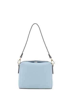 Sac à main rectangulaire bleu clair avec bandoulière noire réglable et fermoirs dorés, présenté sur fond blanc.