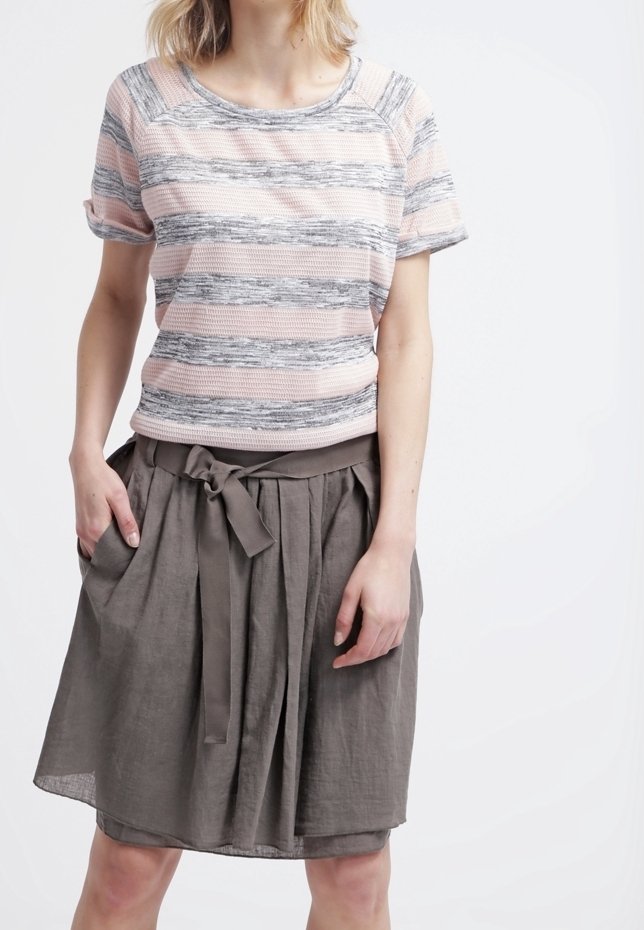 Maglietta a righe rosa e grigia in maglia con maniche corte, abbinata a una gonna in lino grigia a vita alta con cintura a fiocco e design plissettato.