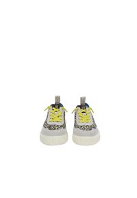 Sportowe sneakersy z wierzchem w panterkę, szare zamszowe elementy, jasne żółte sznurówki oraz teksturowane białe podeszwy z wzorzystymi akcentami.