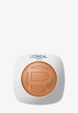 Compact de fond de teint L'Oréal Paris avec boîtier carré blanc et poudre pressée beige embossée d'un grand "R" dans un cercle.