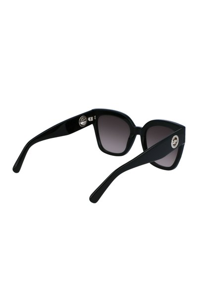 Lunettes de soleil en plastique noir avec des montures angulaires, des verres dégradés gris foncé et des accents métalliques argentés sur les branches.