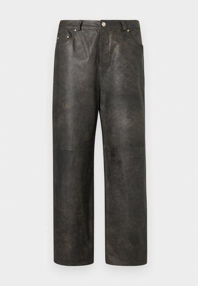 Pantalones de cuero de color gris oscuro con textura suave, corte recto, cinco bolsillos y detalles en tonalidad plateada para el cierre.