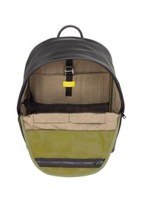 Zaino in pelle nera con interno beige, dotato di spallacci regolabili, etichetta in accentato giallo e tasca in rete verde testurizzata.