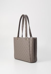 Geantă de tote gri cu un model embosat, două mânere lungi, accesorii de culoare aurie, formă rectangulară și suprafață netedă.