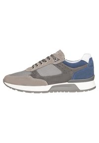 Scarpa sportiva grigia con tomaia in suede e mesh, accenti blu e bianchi a contrasto, lacci piatti e una robusta intersuola bianca.