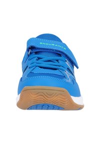 Blå sportskor med ovandel i mesh, justerbar rem och gummisula. Har texturerade detaljer och en logo i grönt.