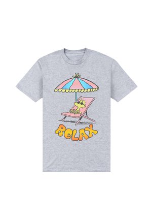 T-shirt gris avec un chien jaune en dessin animé portant des lunettes de soleil, allongé sur une chaise rose sous un parasol rose et bleu, avec « RELAX » en lettres orange en dessous.