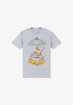T-shirt gris avec un chien jaune en dessin animé portant des lunettes de soleil, allongé sur une chaise rose sous un parasol rose et bleu, avec « RELAX » en lettres orange en dessous.