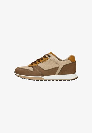 Beige und braune Sneaker aus einer Mischung von Wildleder und Mesh-Materialien, runde Zehenform, braune Schnürsenkel und weiße Sohle. Akzentuiert mit einem gelben Tab.