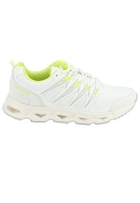 Scarpa sportiva bianca con tomaia testurizzata, dettagli verde lime e rifiniture argento riflettenti. Presenta una suola imbottita con aperture.